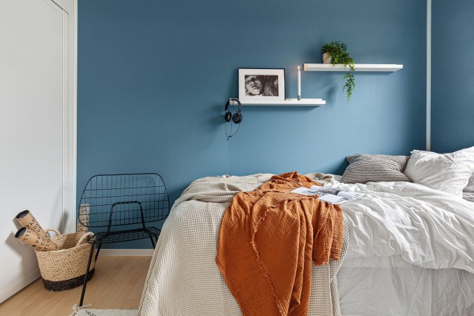 Niebieski kolor w sypialni w stylu skandynawskim
