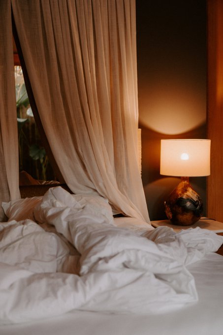 oświetlenie w romantycznej sypialni
